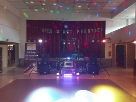 DJ Eddy verzorgt de muziek op een trouwfeest met volle dansvloer