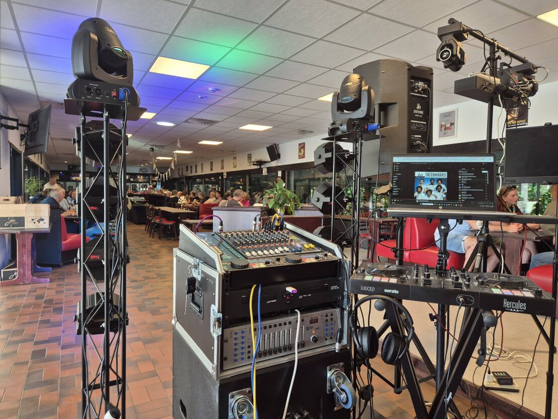 Trouwkoppel dat danst terwijl DJ Eddy draait