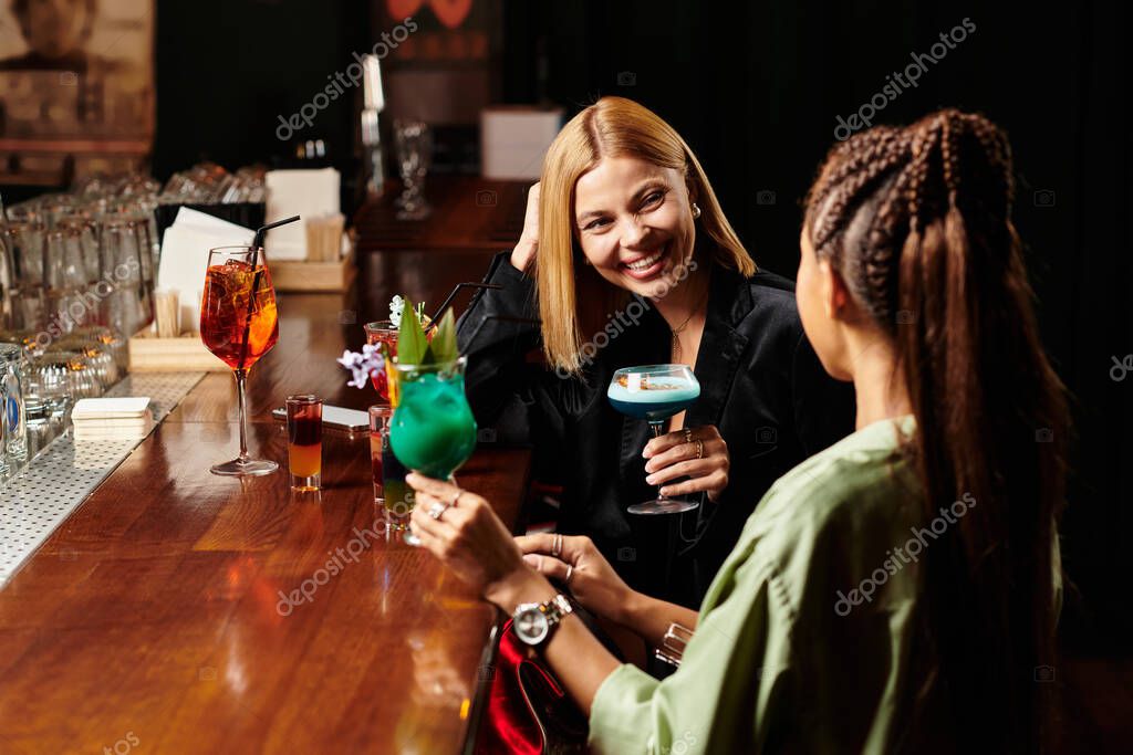 Zakelijke netwerkreceptie met DJ op de achtergrond