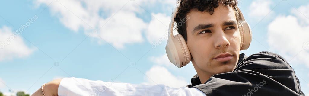 Opendeurdag bij bedrijf met bezoekers en achtergrondmuziek van DJ
