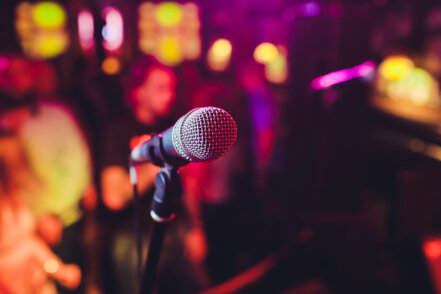 DJ Eddy zingt live op een trouwfeest