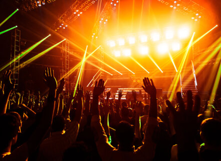 Dansende gasten op een verjaardagsfeest met DJ en sfeerverlichting