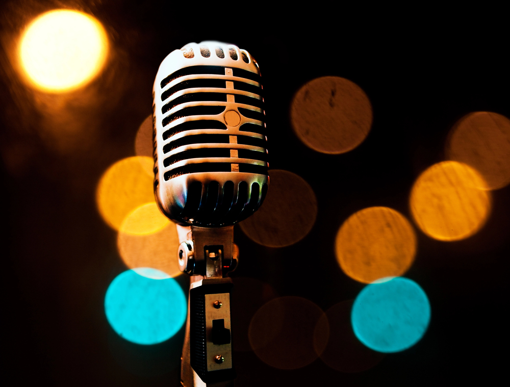 DJ Eddy die live zingt met microfoon