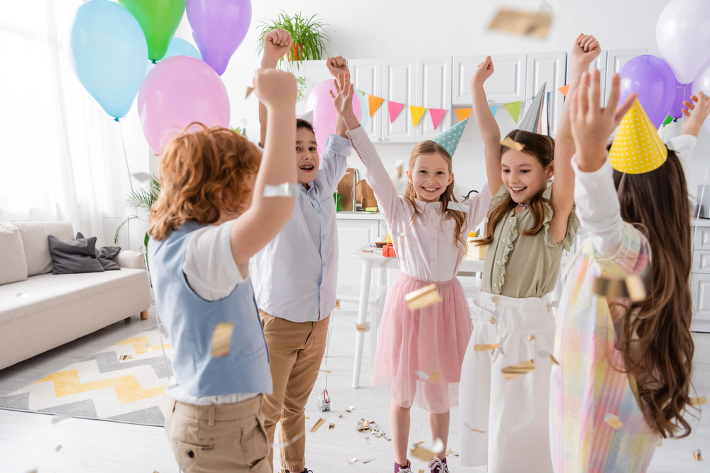 Verjaardagsfeest met vrienden die meezingen