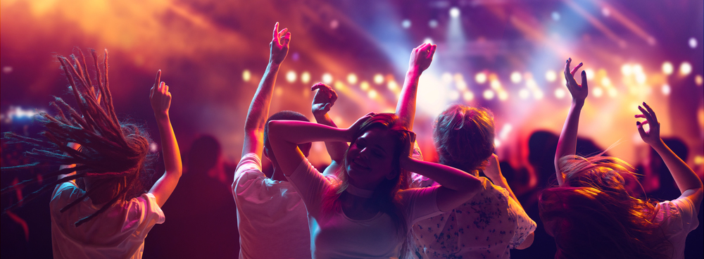Drukke dansvloer in een nachtelijk feestcafé