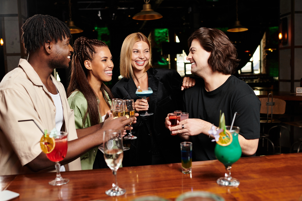 Afterwork in een bar met mensen die praten en dansen